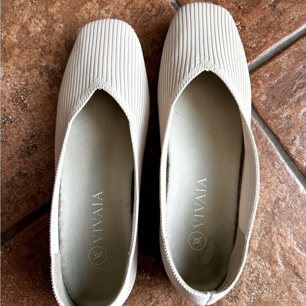 Vivaia Square-Toe V-Cut Flats (Margot 2.0)